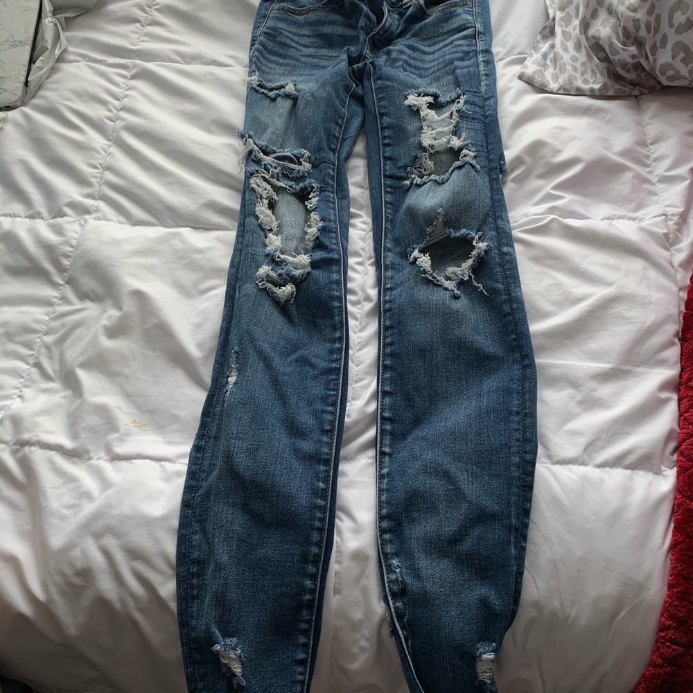 Skinny jeans with a lot of holes’